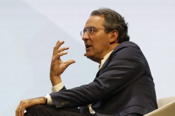 El escritor Juan Gabriel Vásquez: “Las redes han pasado de la esperanza democrática al mayor mecanismo de manipulación colectiva”