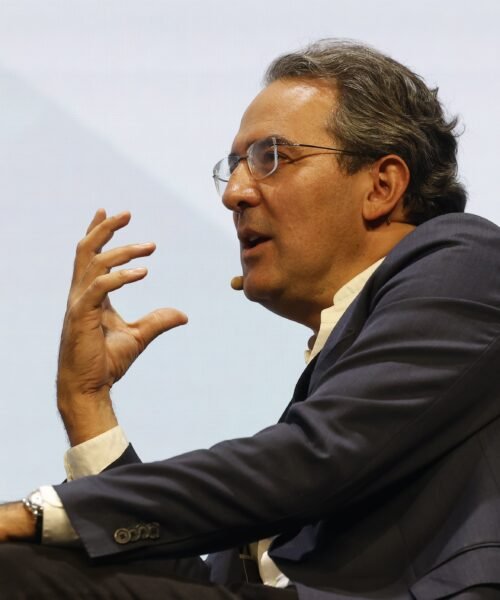 El escritor Juan Gabriel Vásquez: “Las redes han pasado de la esperanza democrática al mayor mecanismo de manipulación colectiva”