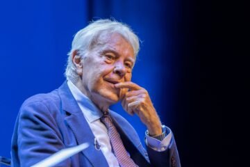 El Rey otorga el Toisón de Oro a Felipe González, Miquel Roca y Miguel Herrero por su labor en la Transición