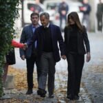 La entrada en prisión de Nicolas Sarkozy, expresidente de Francia, en imágenes