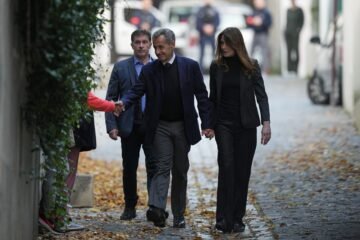 La entrada en prisión de Nicolas Sarkozy, expresidente de Francia, en imágenes