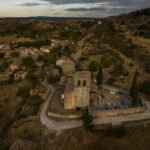 Viaje al pueblo que más crece y al que más se vacía de España, separados por una hora en coche