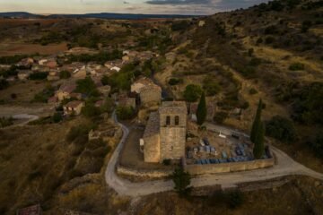 Viaje al pueblo que más crece y al que más se vacía de España, separados por una hora en coche