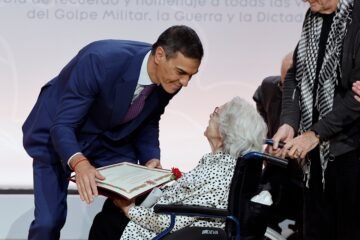 Sánchez responsabiliza al PP y a Vox del avance del revisionismo histórico y advierte: “No cederemos un ápice”