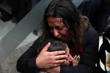 Decepción en las familias de los presos palestinos exiliados: de esperarlos con ropa nueva a volver a casa sollozando