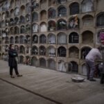 Un juez anula un concurso de operario de cementerio de Vic por exigir el nivel B2 de catalán