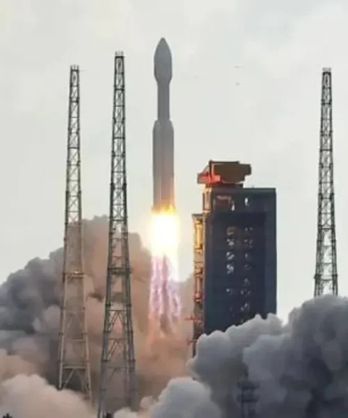 China lanza su cohete Larga Marcha número 600 y pone en órbita el duodécimo grupo de satélites Guowang