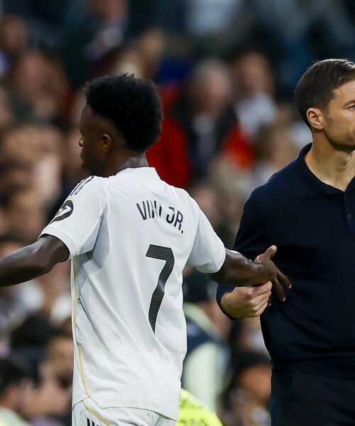 Vinicius se redime hasta con un error: del penalti cedido por Mbappé al choque de manos con Xabi Alonso camino del banquillo