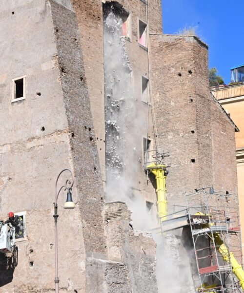 Se derrumba parte de la Torre medieval de los Conti, en el Foro de Roma