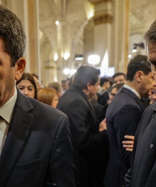 El PP anuncia que Feijóo y Mazón hablarán este domingo al multiplicarse la presión sobre la continuidad del ‘president’