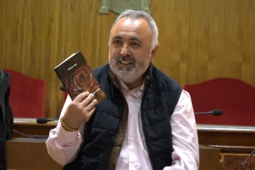 Héctor Aún presenta Tigre, el reloj despertador: una aventura juvenil que despierta emociones y solidaridad