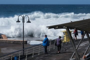 Al menos tres muertos y varios heridos por un golpe de mar en el sur de Tenerife