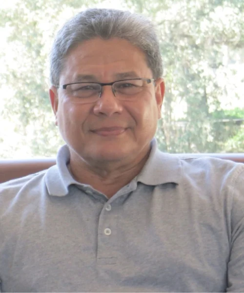 ALEJANDRO PRADO JATAR PRESENTA CUENTOS BREVES PARA UNA LARGA ESPERA, UNA OBRA QUE REIVINDICA LO COTIDIANO COMO ESPACIO DE LUZ, HUMOR Y REFLEXIÓN