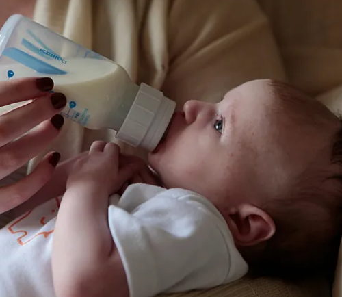 Pekín ordena hacer pruebas de la toxina cereulida en la leche infantil por la posible presencia de un proveedor chino en productos retirados en otros países