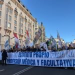 Los médicos se manifiestan en el pistoletazo de salida de sus movilizaciones, que incluyen desde el lunes una huelga  contra el anteproyecto del Estatuto Marco