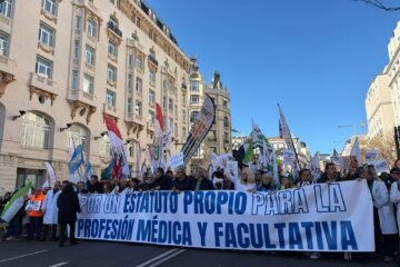 Los médicos se manifiestan en el pistoletazo de salida de sus movilizaciones, que incluyen desde el lunes una huelga  contra el anteproyecto del Estatuto Marco