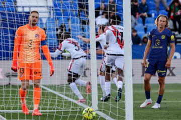El Rayo arrolla a un Atlético ramplón de resaca copera