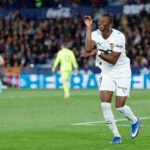Sadiq y Ramazani dan oxígeno al Valencia a costa de hundir más al Levante en un derbi con más tensión que fútbol