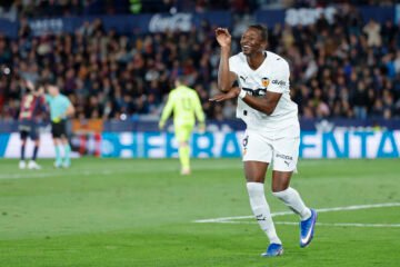 Sadiq y Ramazani dan oxígeno al Valencia a costa de hundir más al Levante en un derbi con más tensión que fútbol