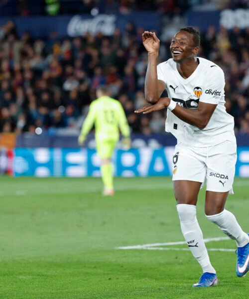 Sadiq y Ramazani dan oxígeno al Valencia a costa de hundir más al Levante en un derbi con más tensión que fútbol