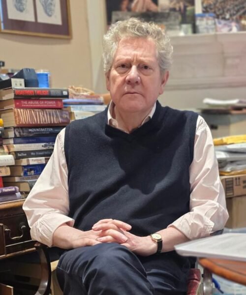 El historiador Andrew Lownie: “El escándalo del expríncipe Andrés es la crisis más grave de la monarquía. Deberían rodar cabezas”