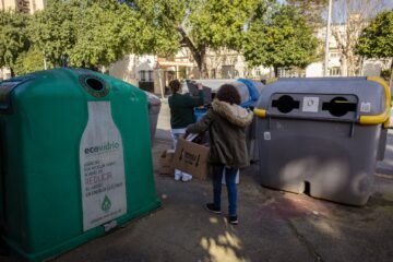 Andalucía y Cataluña, la noche y el día en la separación de basuras
