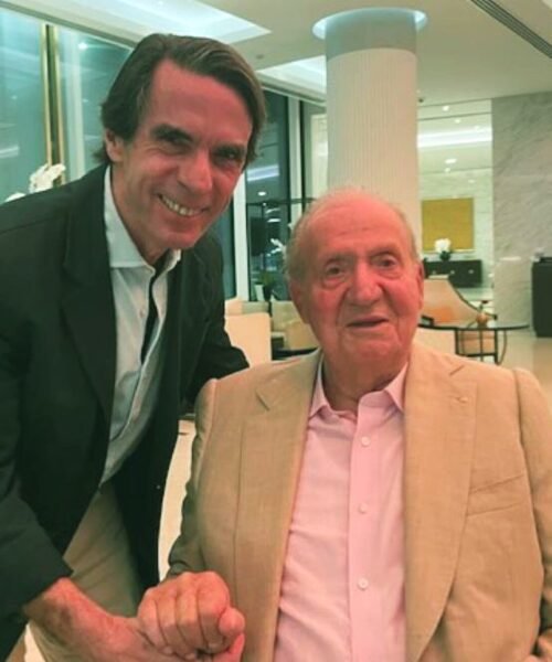Aznar publica una foto con Juan Carlos, “rey de la democracia y las libertades”