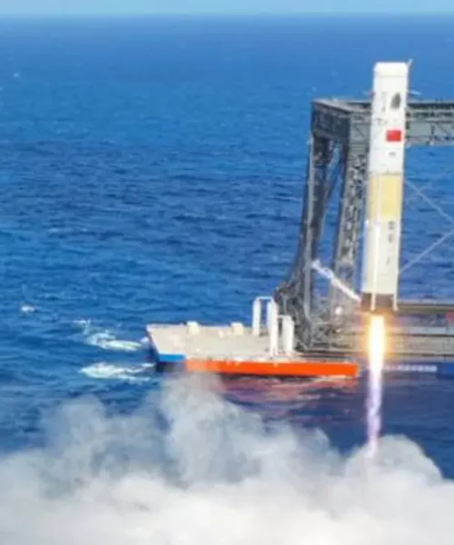 China logra amerizar de forma controlada el propulsor del Long March 10 tras una demostración del sistema de escape