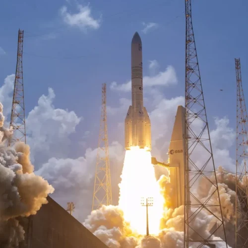 Bezos desafía a Musk en la carrera de satélites en el espacio