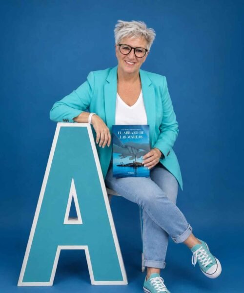 ANA MARÍA OCHOA PÉREZ PUBLICA ‘EL ABRAZO DE LAS MAREAS’, UNA MONUMENTAL NOVELA SOBRE LA MEMORIA, LAS MUJERES DEL MAR Y EL AMOR RECLAMADO