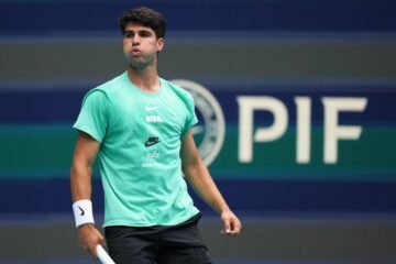 Alcaraz vuelve a Miami, el lugar de su última decepción: una superficie desfavorable, un debut incómodo y el «ajedrez» como arma
