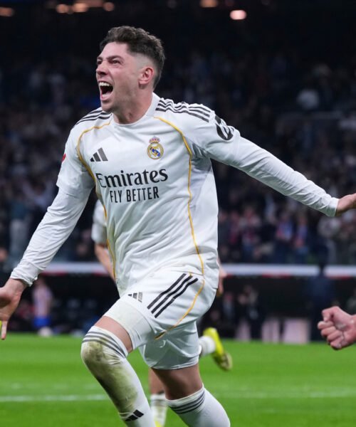 La fe del Madrid que personifica Valverde, poseído y expulsado, decide un derbi de explosiones