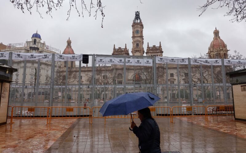 Trasladada al hospital a una fallera tras la caída de un arco de iluminación en València