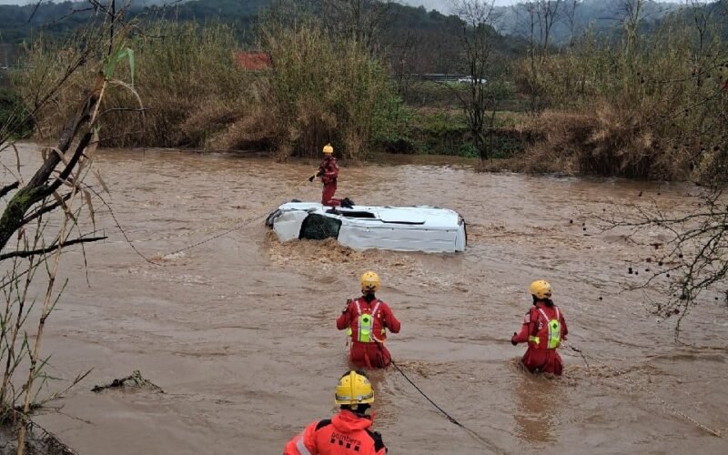 Los bomberos buscan al conductor de un vehículo hallado en una riera de Barcelona
