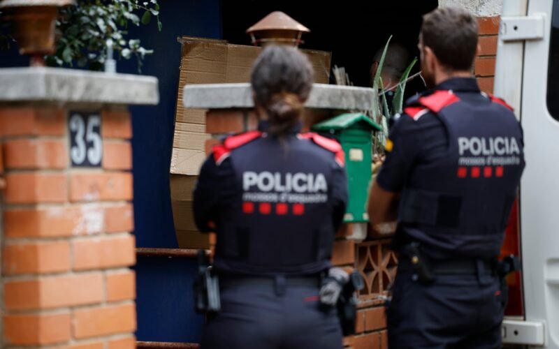 Liberada una mujer encerrada dos semanas por su expareja en un piso de Barcelona
