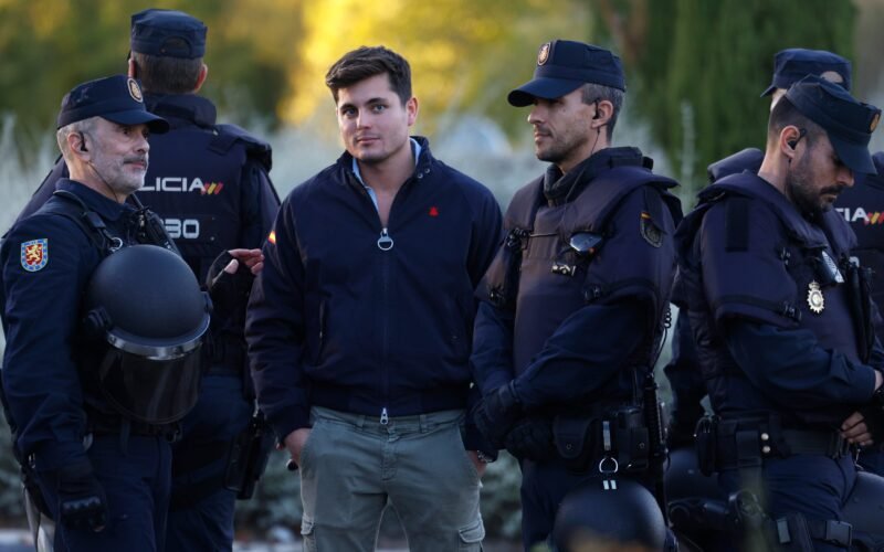 Una jueza deniega una orden de alejamiento solicitada por Sarah Santaolalla contra el ultra Vito Quiles