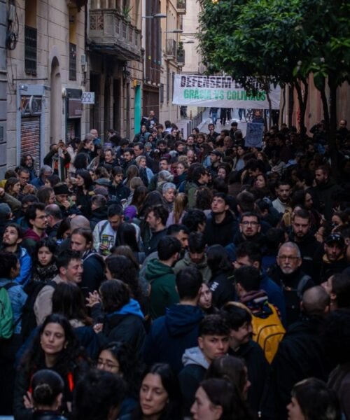 Concentración vecinal en Barcelona para impedir el desahucio de Txema, inquilino en una finca comprada por un fondo extranjero