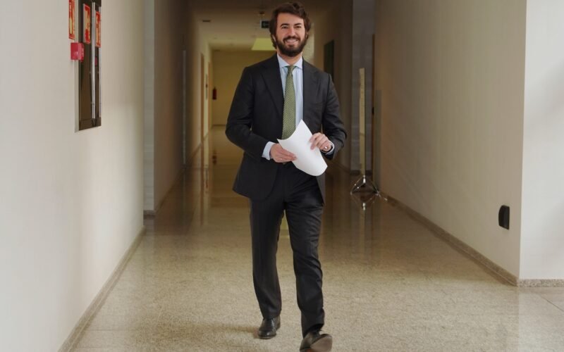 Vox abre un expediente a García-Gallardo después de que señalara los cobros de la mujer de Abascal