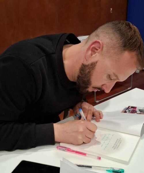 Miguel Núñez Ropero convierte la emoción y el humor en el motor de su debut literario 