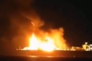 Un petrolero ruso sujeto a sanciones arde en llamas en el Mediterráneo