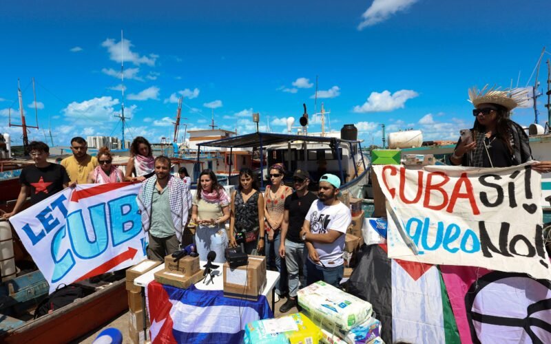 Pablo Iglesias, Gerardo Pisarello y Javier Sánchez Serna viajan a Cuba para entregar 20 toneladas de ayuda humanitaria