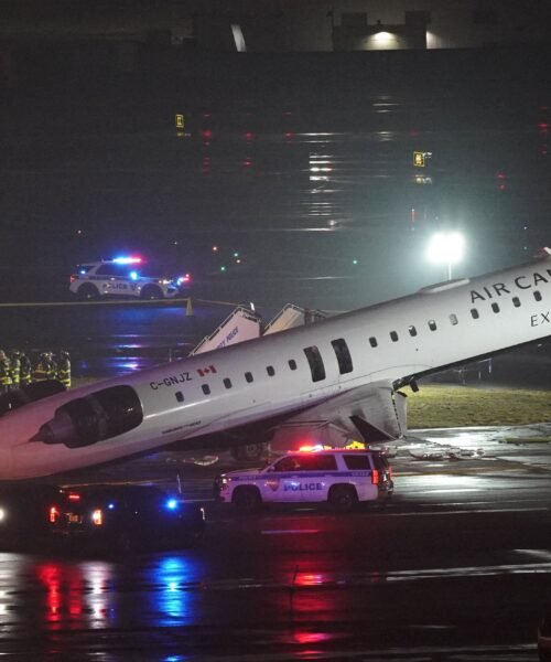 Dos muertos al chocar un avión contra un camión de bomberos en el aeropuerto de LaGuardia (Nueva York)