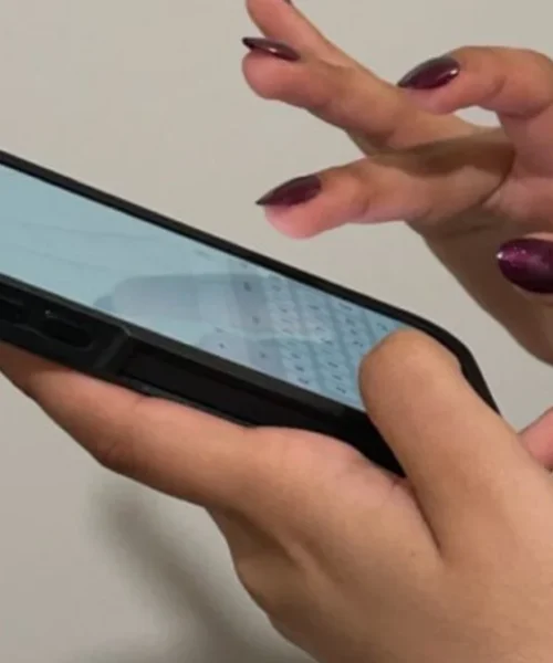 El esmalte de uñas que busca resolver el problema de las pantallas táctiles con las uñas largas