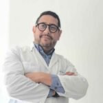 VINICIO VILLALOBOS ORTEGA EXAMINA LAS GRIETAS ÉTICAS DE LA SANIDAD EN SU ENSAYO ‘VIOLENCIA EN LA ESTRUCTURA HOSPITALARIA. ¿COSTUMBRE, NECESIDAD O SILENCIOS CÓMPLICES?’