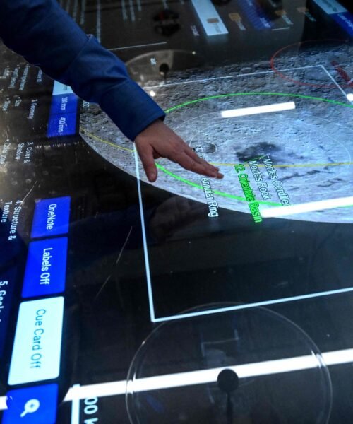 ¿Qué riesgos entraña el sobrevuelo a la Luna para los astronautas? El español Carlos García-Galán explica desde Houston cómo marcha la misión