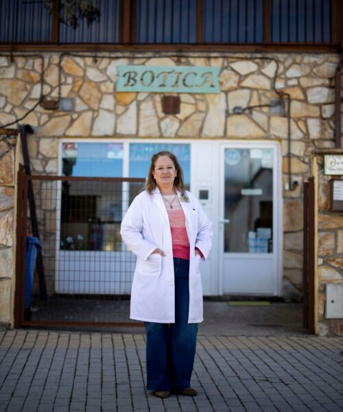 La luz verde que nunca se apaga en la sierra: la farmacia como corazón de la vida en los pueblos