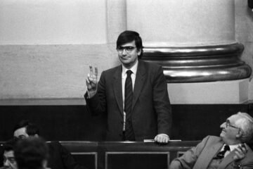 ¿Tiene solución el sistema de sanidad 40 años después? Vivimos más, pero esperamos más de 100 días una consulta