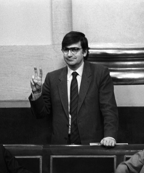 ¿Tiene solución el sistema de sanidad 40 años después? Vivimos más, pero esperamos más de 100 días una consulta