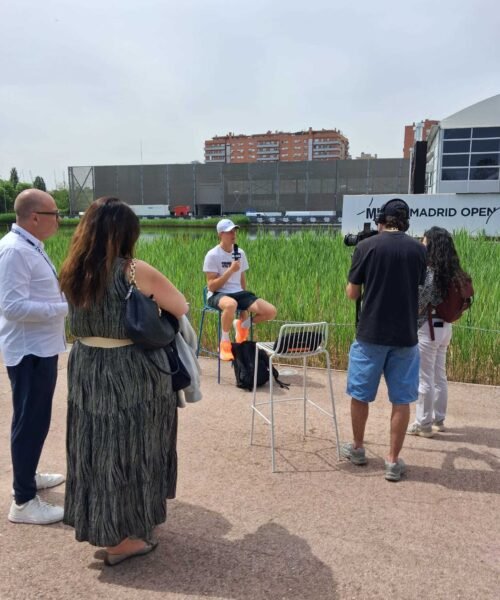 Dos horas con Jannik Sinner en la Caja Mágica entre televisiones, ‘reels’ y ‘esenciales’: «Tranquilo, estoy acostumbrado»