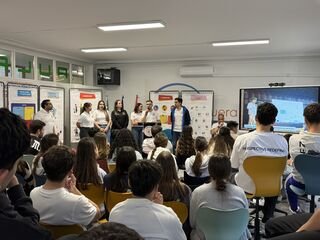 El IES de Castuera acoge el proyecto “De joven a joven, Equilibrio en Movimiento”